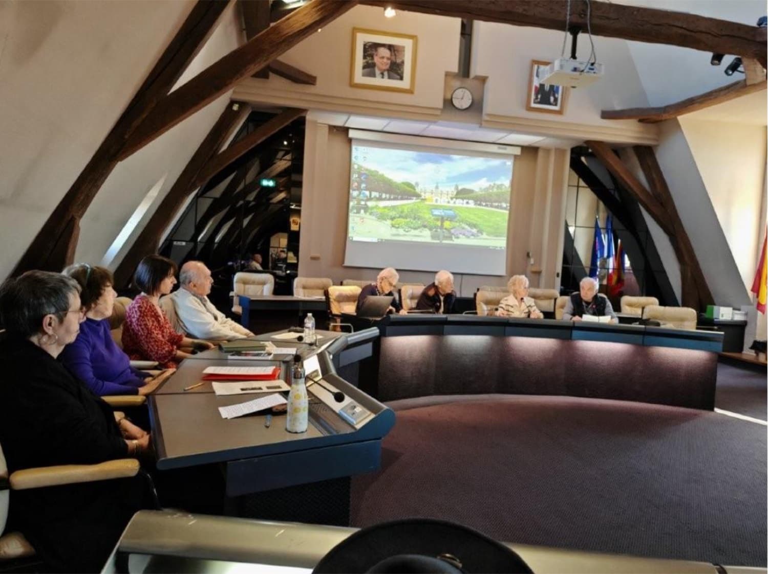 Lecture publique dans la salle du Conseil Municipal de Nevers